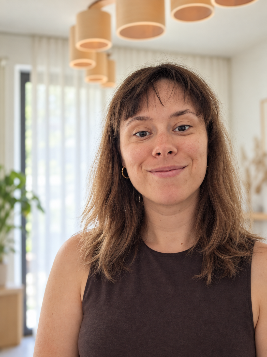 Nikki, begeleider bij Blijf bij je lijf, in de praktijkruimte